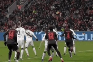 杀疯了！32岁凯恩世界波+点射，拜仁3-0完胜，6分领跑德甲