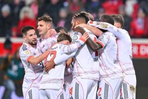 拜仁创造德甲年度奇迹：整年霸占榜首续写辉煌篇章