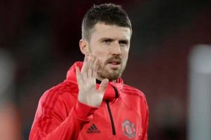 曼联冬窗首签锁定！新帅刚上任就提刚需，阿莫林埋的坑终于要填了