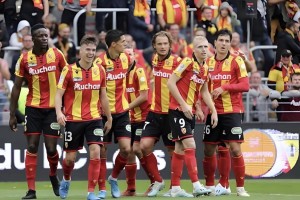 1-1，1-2，2-0欧洲狂欢一夜！阿森纳多打1人竟翻车！朗斯登顶法甲