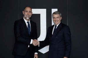 尤文新主帅斯帕莱蒂年薪300万签约,首秀将在克雷莫内塞进行 尤文新主帅斯帕莱蒂年薪300万签约,首秀将在克雷莫内塞进行