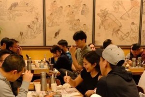 打湖人1分1板 杨瀚森赛后携女友在洛杉矶吃韩料 打湖人1分1板 杨瀚森赛后携女友在洛杉矶吃韩料