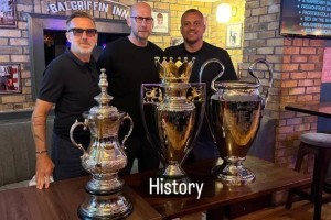 不看名字你认得出吗？3位曼联名宿合影，左边这位球迷惊呼没认出