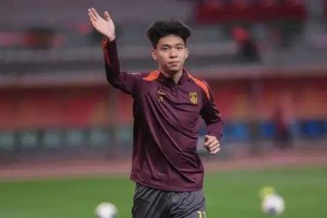 18岁国足天才遭德甲双雄哄抢!门兴球探已下手,狼堡急得直跺脚 18岁国足天才遭德甲双雄哄抢!门兴球探已下手,狼堡急得直跺脚