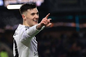 曼联2-2伯恩利继续丢分！弗莱彻激活谢什科还不够，球迷呼唤索帅