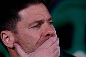 西甲三轮仅获3分，皇马困境重重：阿隆索面临执教危机，更衣室意见分歧严重