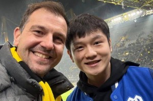 樊振东与老大哥、德国乒坛传奇再赴两年之约，相约德甲足球豪门主场，还获赠特殊球衣